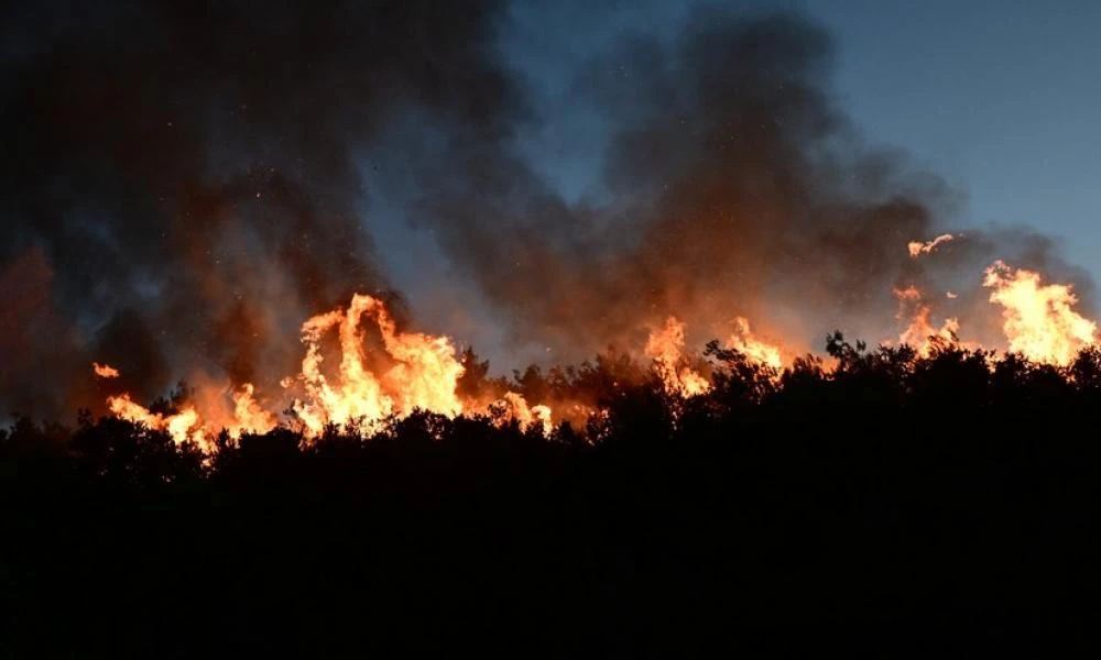 Χωρίς ενεργό μέτωπο η φωτιά στη Σταμάτα, διάσπαρτες εστίες στην Κερατέα